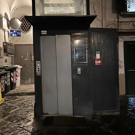 בית אירוח Storico 31 Stanze Ai Spagnoli נאפולי