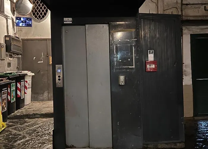 בית אירוח Storico 31 Stanze Ai Spagnoli נאפולי